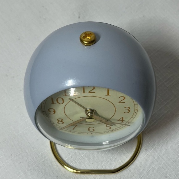 Retro Alarm Clock Desktop Small Alarm
Quartz Battery operated. Self standing. - Picture 4 of 9